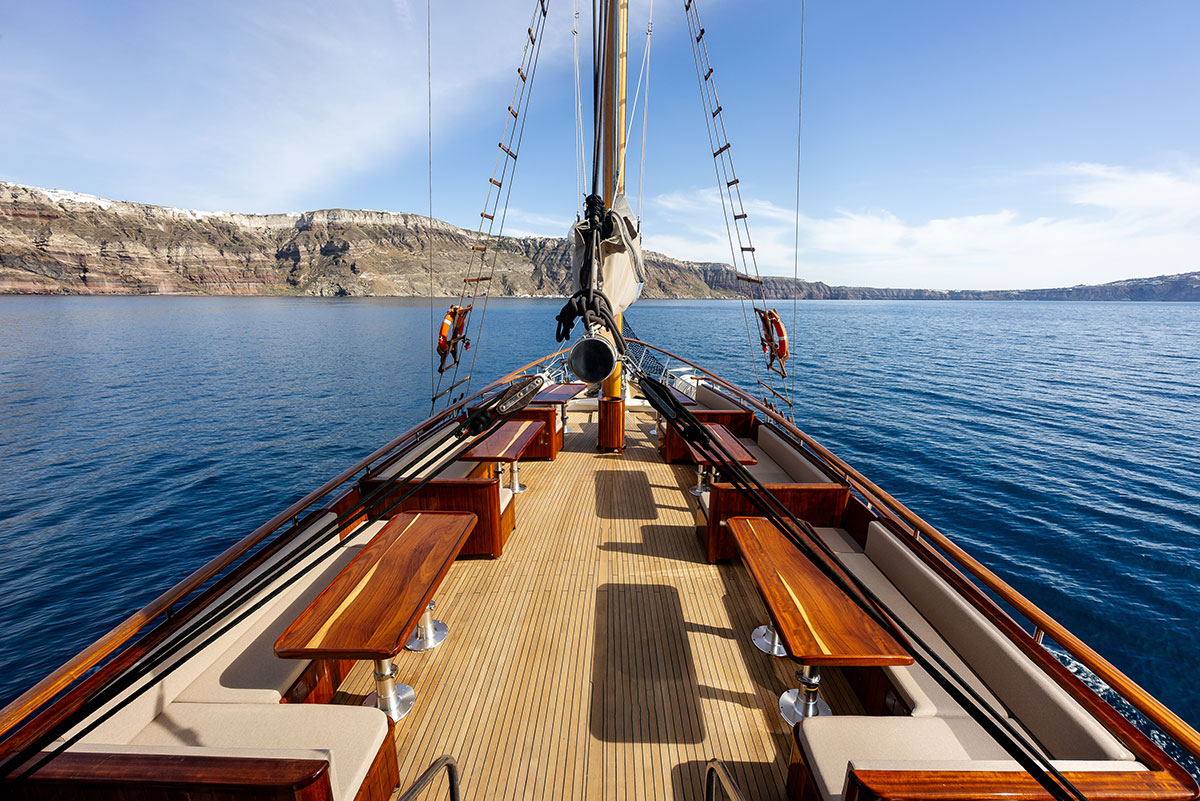 water-blue-yachting-santorini-private-moring-3-hr-img03