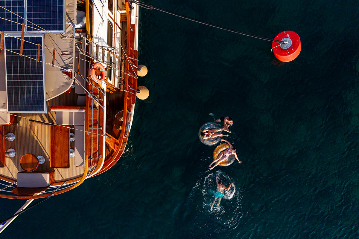water-blue-yachting-santorini-private-moring-3-hr-img05
