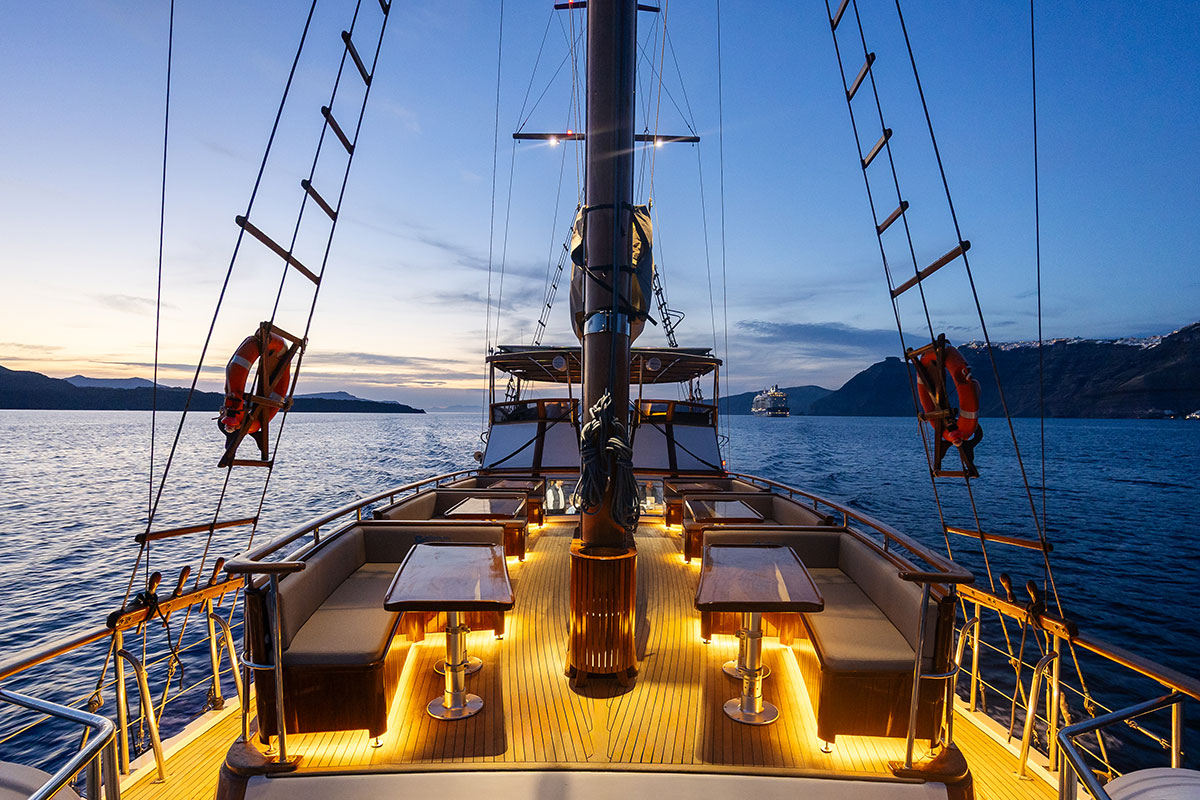 water-blue-yachting-santorini-private-moring-3-hr-img07