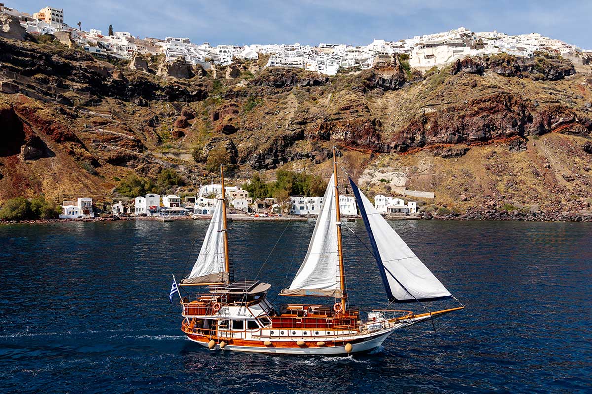 water-blue-yachting-santorini-shared-sunset-adonis-img01