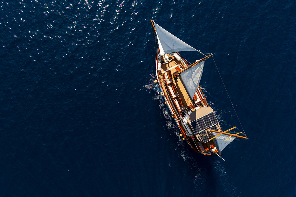 water-blue-yachting-santorini-shared-sunset-adonis-img02