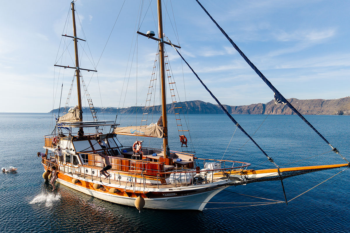 water-blue-yachting-santorini-shared-sunset-adonis-img04