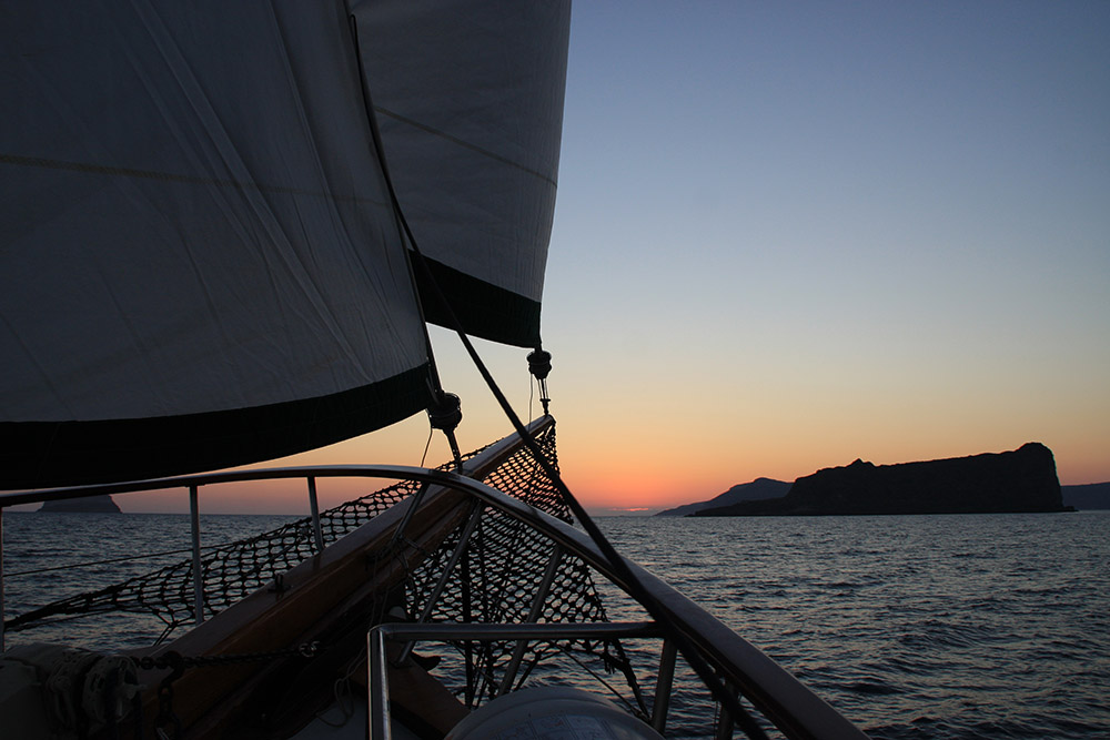waterblue-yachting-adonis-shared-sunset-cruises-img03